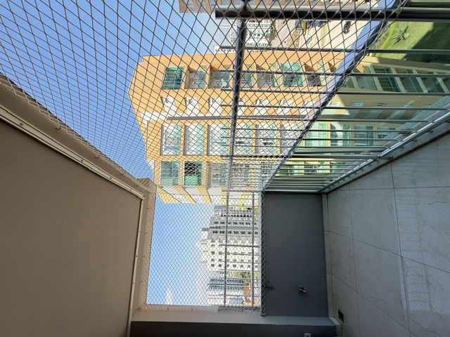 Rezidans Sarı Bina Manzaralı Balkon Filesi